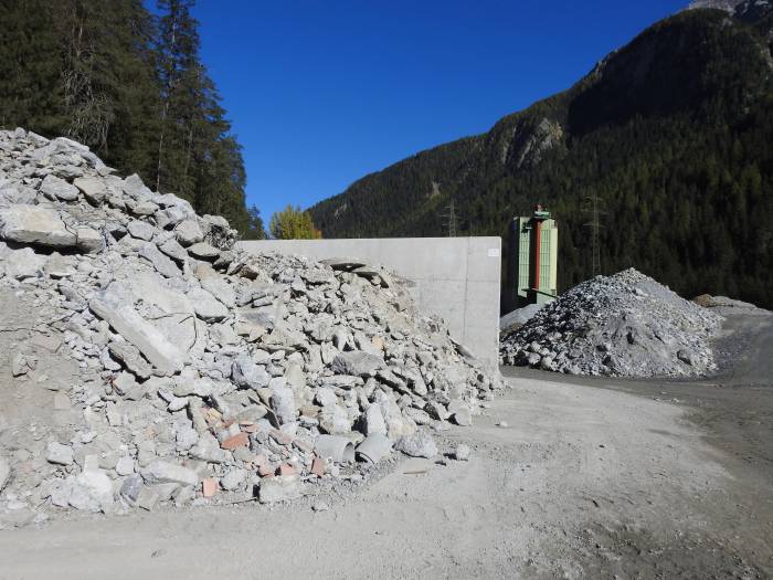 Auch Bauschutt und Beton werden recycled, schon lange von Depeder in Zernez, seit neuem auch von Rusena Beton in Ramosch.