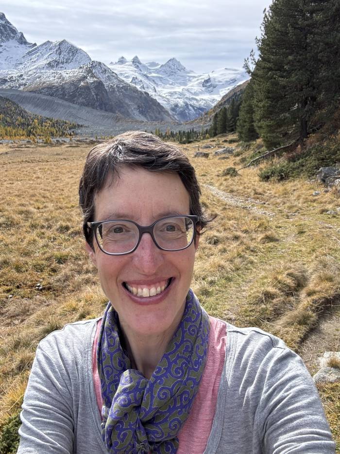 Mireille Thom lebt mit ihrem Mann und zwei Kindern in Zernez. Sie arbeitet dort auf dem Passbüro und an der Reception des Hotel Bär und Post und amtet im Schulrat der Gemeinde Zernez.