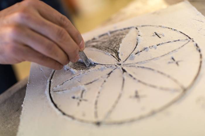 Sgraffito-Kunst erlernen: Bei Josin Neuhäusler in Susch ist das möglich, und das selbstgemachte Objekt kann als Andenken mit nach Hause genommen werden.
