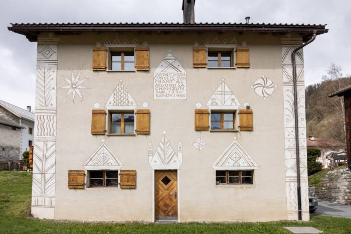 Fassadenkunst mit Tiefe: Sgraffito verleiht dem Haus Charakter.