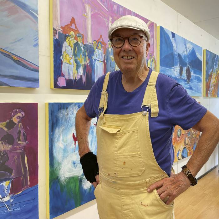 Der Künstler vor einem Teil seiner Werke anlässlich der Vernissage.