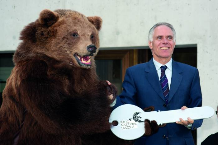 Bundesrat Leuenberger auf Fellfühlung mit dem Bären