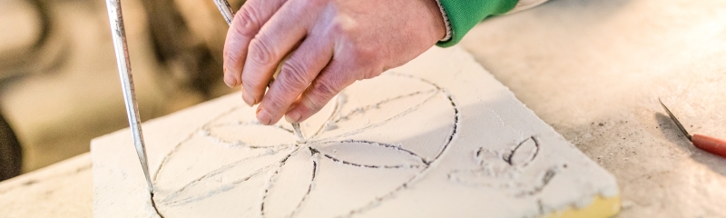 Tradition trifft Präzision: Die Kunst des Sgraffitos erwacht.