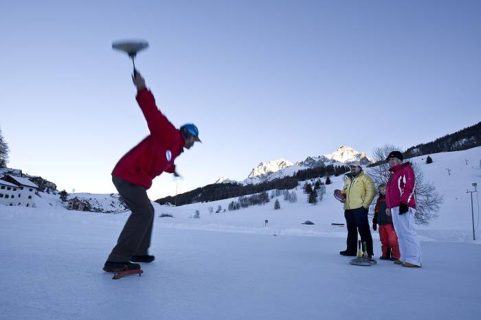 Eisstocksport spielt sich oft in der Natur ab. Die Freude am Spiel lässt die Kälte vergessen.
