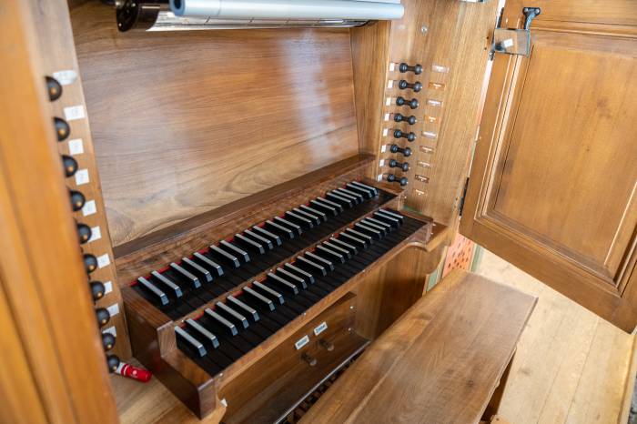 Tastatur mit den Orgelregistern, quasi die Schaltzentrale der Orgel.
