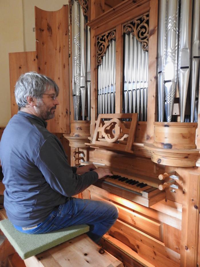 Wenn Roland Koch Orgeln restauriert, stimmt er sie nach Gehör wieder neu.