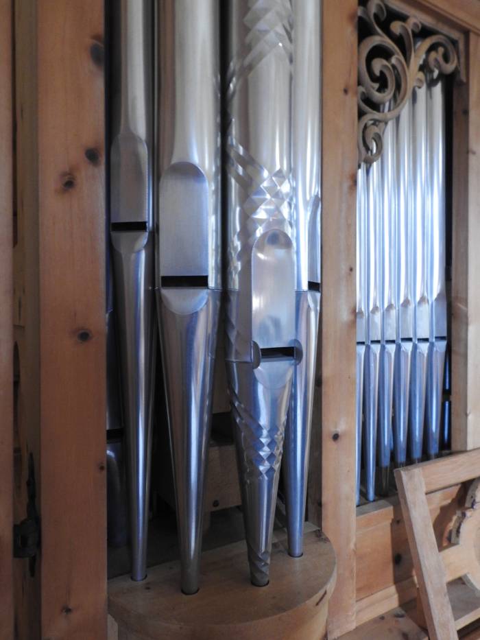 Sorgen für den guten Ton: Die Orgelpfeifen mit dem gut sichtbaren Labium, der Kante über welche die Luft hinwegzieht und so Töne erzeugt.