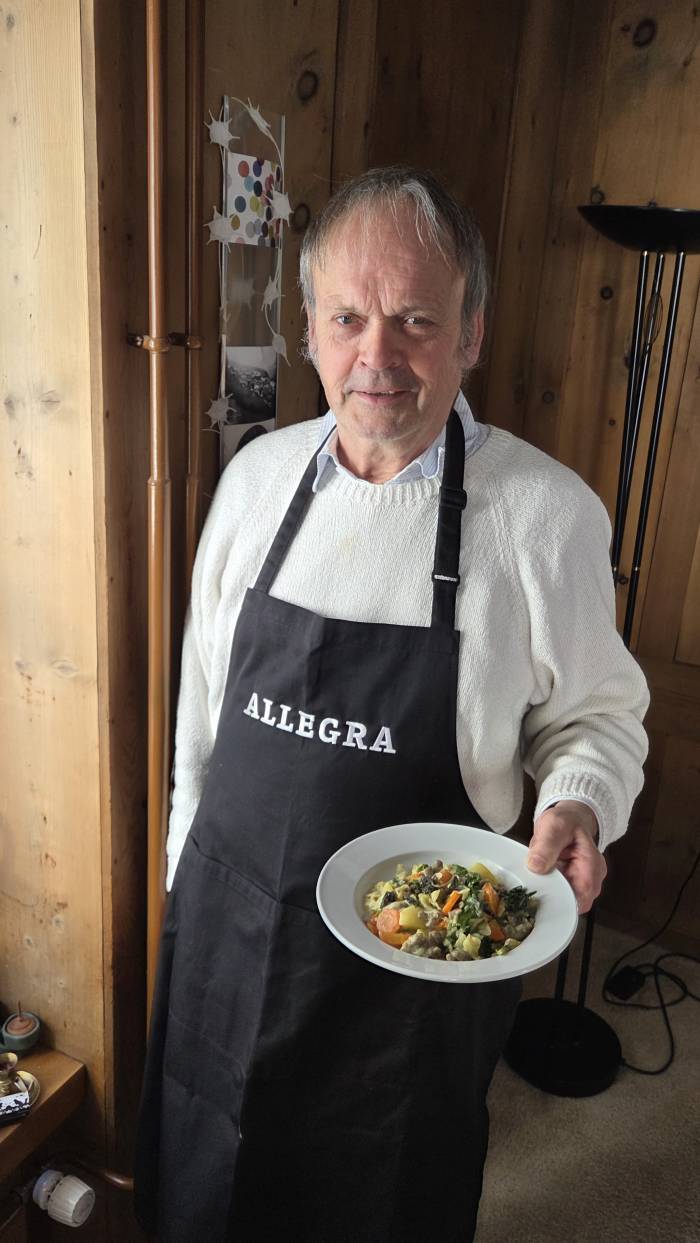 Angelo Andina ist pensioniert und Vater von 3 erwachsenen Kindern. Er war 18 Jahre lang Gemeindekanzlist in Tschlin, wo er seit 1989 wohnt. Er hat 3 CD’s produziert. Musik und Gesang sind seine Leidenschaft, wie auch das Kochen und der Aufenthalt in der Natur. 

