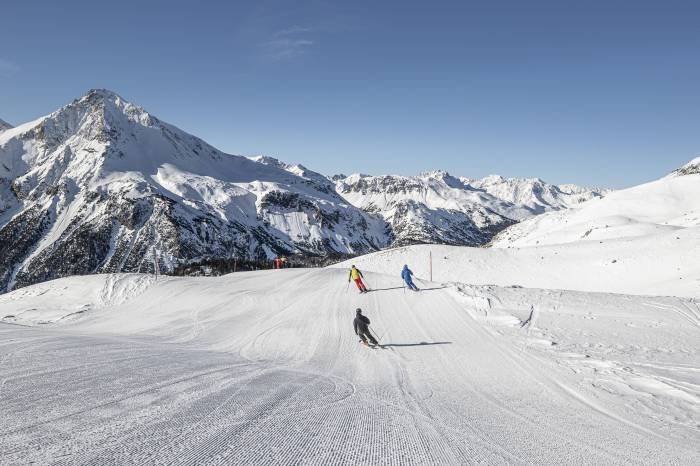 Auf den gut präparierten Pisten in allen Schwierigkeitsgraden gleitet man von 2700 m ü. M. bis hinunter nach Tschierv.
