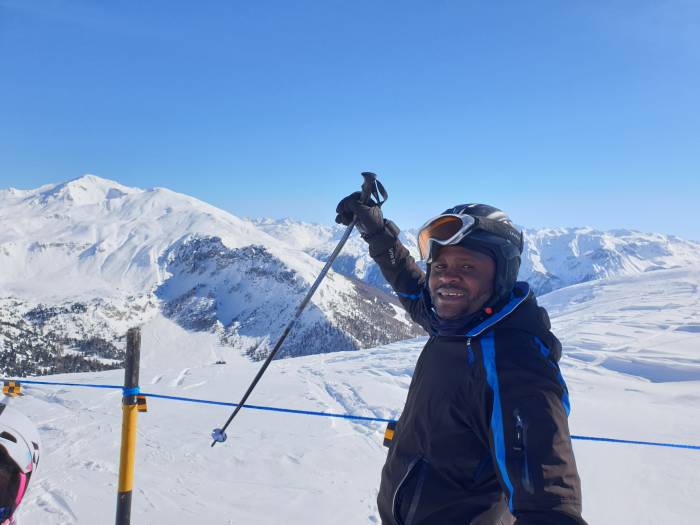 Keine Abfahrt zu steil: Dennis fühlt sich im Skigebiet Minschuns sichtlich wohl.