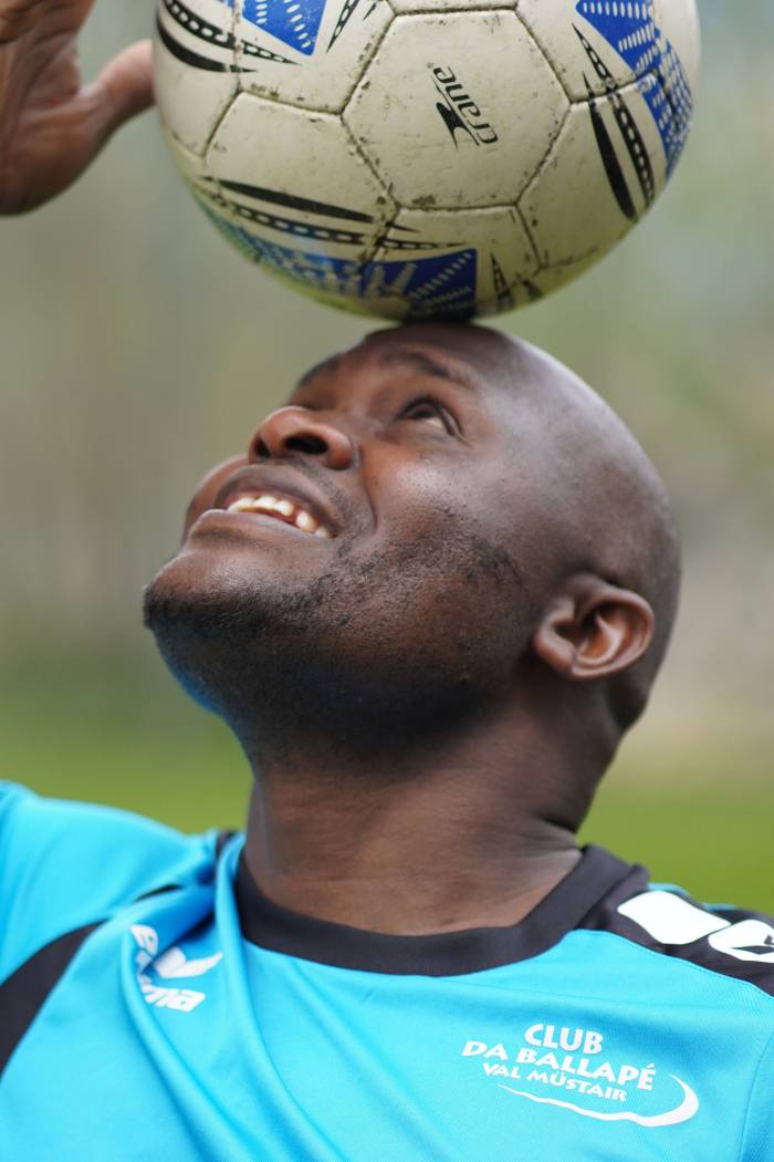 Dennis spielt leidenschaftlich gerne Fussball - schon von Kindsbeinen an.