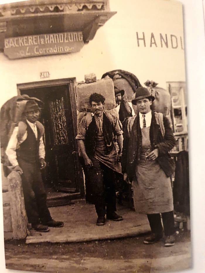 Bereit zum Aufbruch: Die Schmuggler vor der Bäckerei Corradin in Sta. Maria.