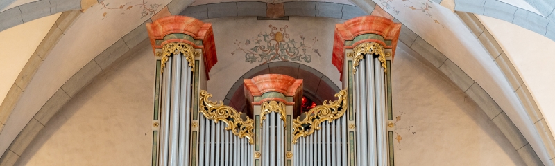 Die historische Kirchenorgel der reformierten Kirche Scuol auf der Empore – ein klingendes Wahrzeichen im Herzen des Unterengadins. 