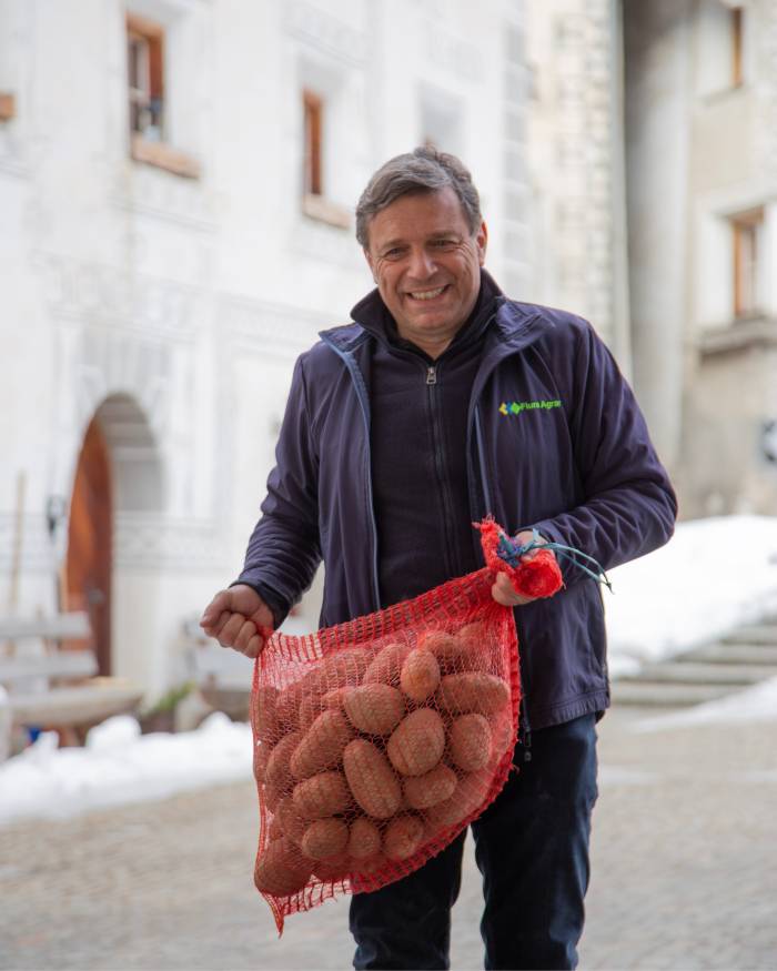 Vom Acker in die Küche - der Landwirt und Inhaber von Flura Agrar, Jon Jachen Flura, liefert die frische Ernte direkt in den Gasthof.