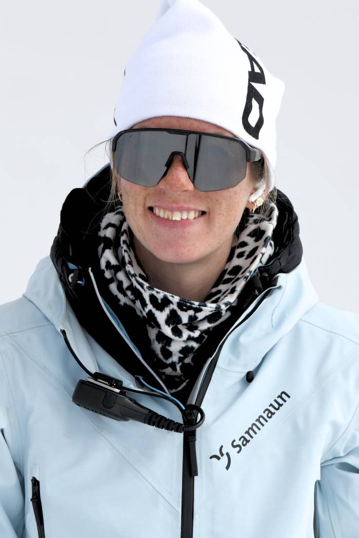 Jasmin Egli ist 29 Jahre alt und in Andwil SG aufgewachsen. Seit Dezember 2014 lebt sie, mit kurzen Unterbrüchen, in Samnaun und kennt den Ort inzwischen nicht nur als Zuhause, sondern auch als Arbeits- und Lebensraum in all seinen Jahreszeiten. Sie hat an der HFT Graubünden Tourismus studiert und an verschiedenen Orten gearbeitet, unter anderem in Pontresina, Davos, Appenzell und immer wieder auch in Samnaun. Bis letzten Winter leitete sie die Schneesportschule Samnaun. Seit Juni 2025 ist sie bei der TESSVM als Leiterin Samnaun und Eventmanagerin, tätig. 