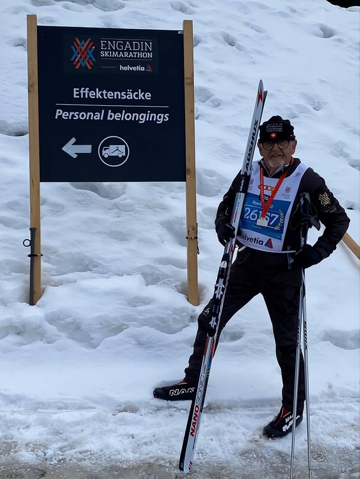 Ruedi Nuolf, in Sent geboren, lebte und arbeitete viele Jahre in Savognin und engagierte sich beruflich wie ehrenamtlich bei grossen Anl&auml;ssen, darunter int. Skiwettk&auml;mpfe und landesweite Ausstellungen. 2004 gr&uuml;ndete er die n-energietechnik GmbH in Chure, die er zehn Jahre sp&auml;ter verkaufte. Seit 2015 lebt er mit seiner Frau in Vulpera, wo er seine grosse Leidenschaft Golf fand. Er &uuml;bernahm zentrale Rollen im Golfclub Vulpera, unter anderem als OK-Pr&auml;sident bedeutender Turniere, Senioren-Captain und Vorstandsmitglied f&uuml;r Marketing. Sport begleitet ihn sein Leben lang: Neben Golf liebt er Langlaufen und bestreitet dieses Jahr seinen 55. Engadiner Skimarathon. Zudem z&auml;hlen Skifahren, Mountainbiken und Wandern zu seinen Hobbys.