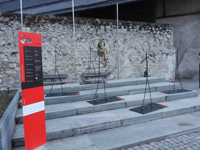 Musikanten auf dem Plaz Grond in Müstair