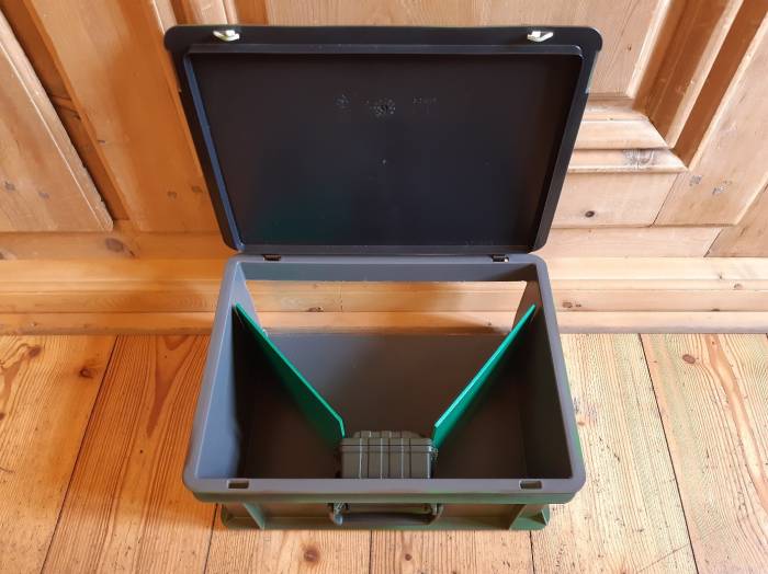 Blick ins Innere: Eine geöffnete Kamerabox für Kleinsäuger. 