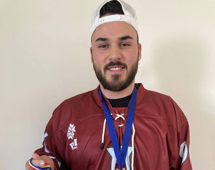 Rui Rocha im Dress der portugiesischen Eishockey-Nationalmannschaft samt Medaillen vom Development-Turnier.