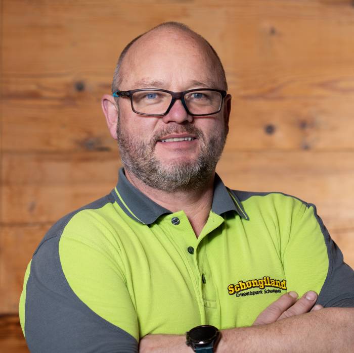 Thomas M&uuml;ller ist Gesch&auml;ftsf&uuml;hrer des Familien-Erlebnisparks Schongiland in Schongau (LU) und seit 15 Jahren Stammgast in Samnaun. Erstmals nach Samnaun kam er 2012 durch ein Engagement als &laquo;Schongi-Chlaus&raquo; am ClauWau, wo er bis zur letzten Durchf&uuml;hrung 2021 zum beliebtesten ClauWau-Fotomotiv avancierte. Besonders sch&auml;tzt er an Samnaun das Skigebiet Silvretta Arena Samnaun/Ischgl, die ausgezeichnete Kulinarik sowie die herzlichen, famili&auml;ren Begegnungen mit Mitarbeitenden und Einheimischen. schongiland.ch