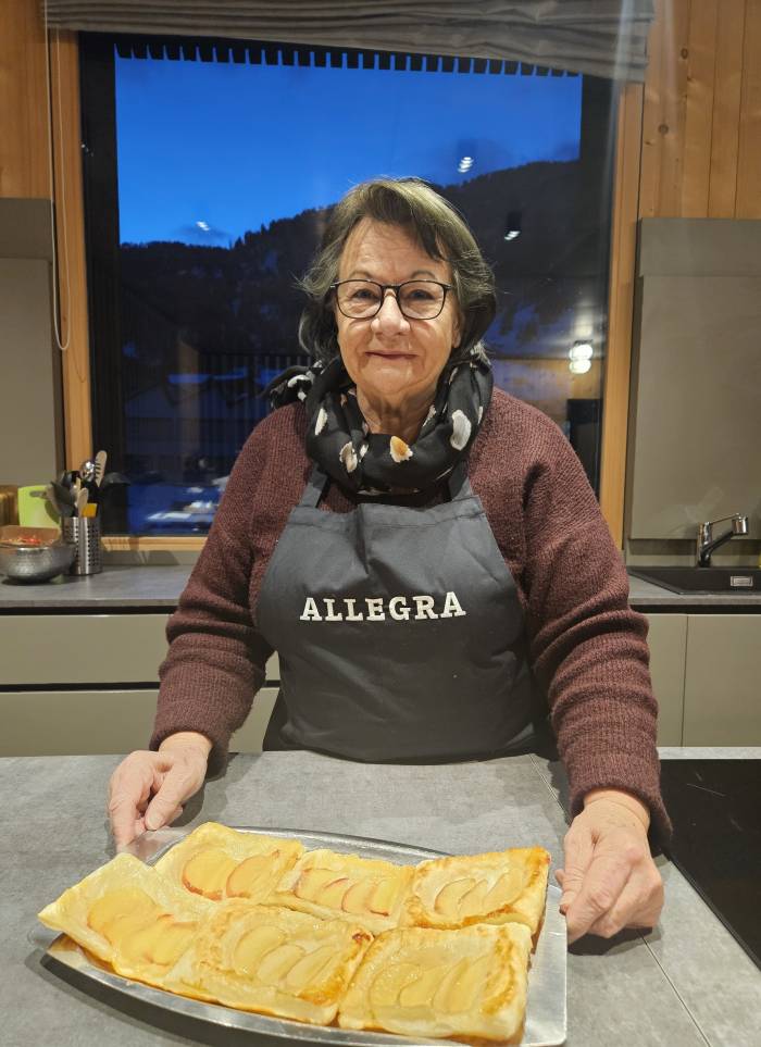 Unsere Mitredakteurin, Annelise Albertin, empfängt gerne Besuch und bekocht ebenso gerne ihre Familie. Viel Freude bereitet es ihr, mit den Enkeln einfache Gerichte oder auch diese Apfel-Tartelettes gemeinsam herzustellen.