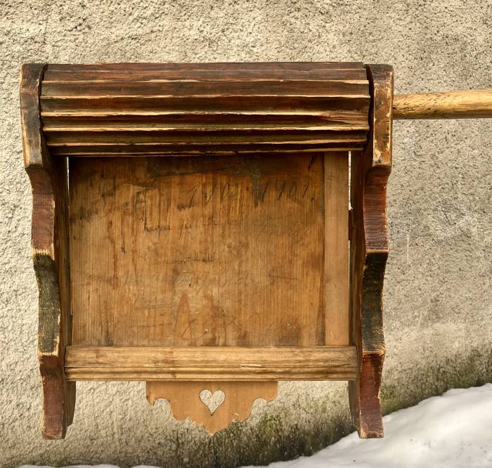 Diese alte Holzrätsche trägt die Jahreszahlen 1900-1901; sie ist Eigentum der Pravenda catolica Müstair-Valchava.