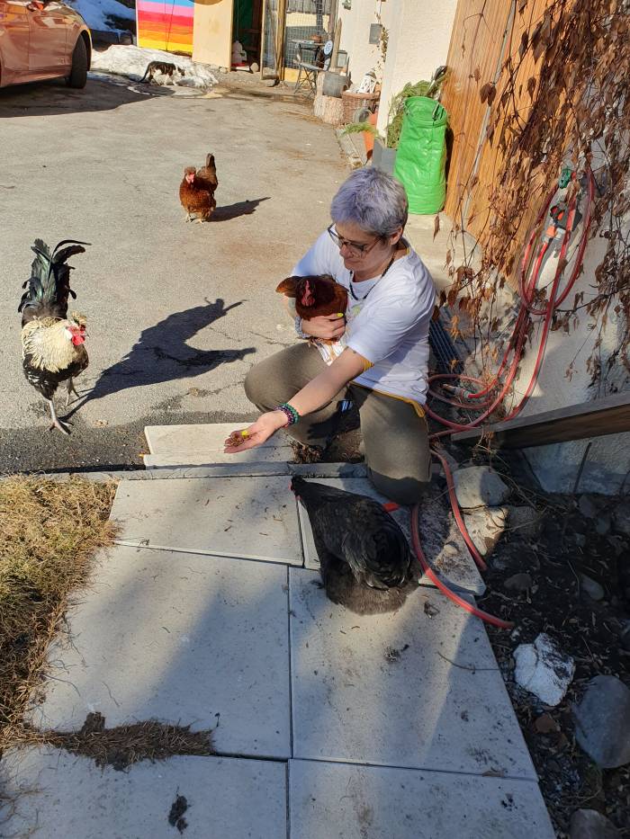 Silke Hauser mit ihrer Hühnerschar – Lenni inklusive...
