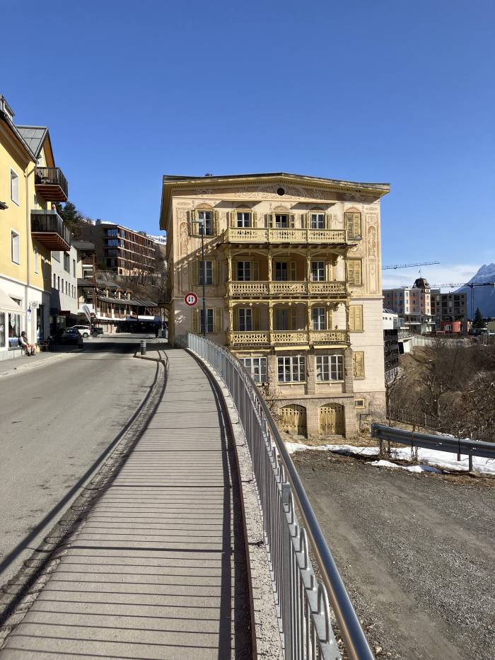 Die Villa Engiadina blickt ebenfalls auf viele Jahre des Bestehens zurück und steht gegenwärtig zum Verkauf.