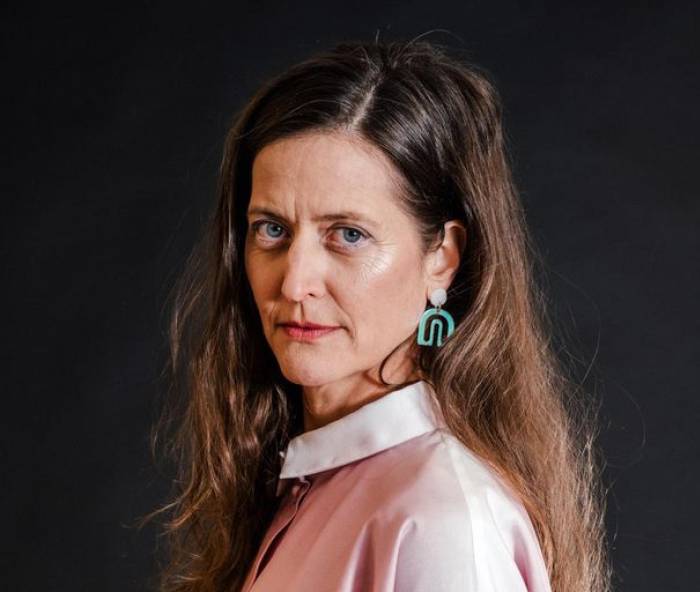 Bibi Vaplan aka Bianca Mayer stammt urspünglich aus Scuol. Nach der Matura hat sie Musik studiert, als Klavierlehrerin gearbeitet und in verschiedenen Bands gespielt. Seit 2014 ist sie als Bibi Vaplan unterwegs und 2020 hat sie mit der Popcorn-Opera ein multimediales Projekt erschaffen. Am 9. März erscheint Bibi Vaplans Debütnovelle Nektarmond 37. Zusätzlich zur Novelle präsentiert sie mit ihrem Team ein gleichnamiges Konzertprogramm, das in der magisch-absurden Mondwelt von Nektarmond 37 verankert ist. Am 4. April gastiert sie damit im Scuol Palace. www.bibivaplan.ch