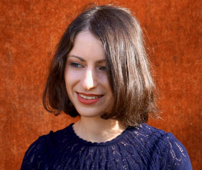 arah Kuratle, geboren 1989, ist schweizerisch-&ouml;sterreichische Autorin. Sie studierte Germanistik und Philosophie. 2020 war sie Stipendiatin in der Fundaziun Nairs. Ihr zweiter Roman &laquo;Chim&auml;re&raquo; (Otto M&uuml;ller Verlag), f&uuml;r den sie den Kreationsbeitrag von Pro Helvetia erhielt, ist ein Buch auch zu Artenvielfalt und Artenschwund. Die erste Idee dazu kam Kuratle an einer der bunten Trockenwiesen im Engadin.