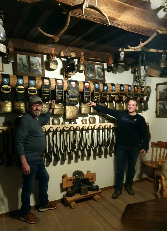 Engel Oswald (links) und Lorenz Tschenett sind stolz auf ihre Sammlung, darunter eine Schuchterschelle aus dem Jahre 1881.  