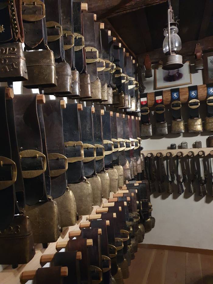 Im Laufe der Jahre ist die Schellensammlung der Oswalds auf über 250 Exemplare angewachsen.