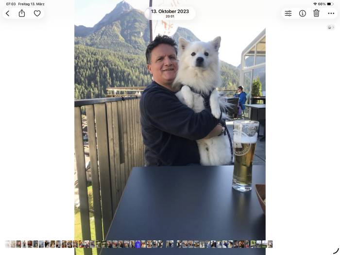 Spitz Nomi sorgt für Entspannung nach der Arbeit.