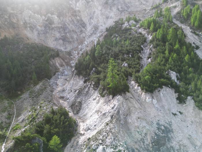Der Abbruch oberhalb Sta. Maria in Richtung Umbrailpass «il S-charp da Schais» ist vom Dorf aus gut sichtbar. 