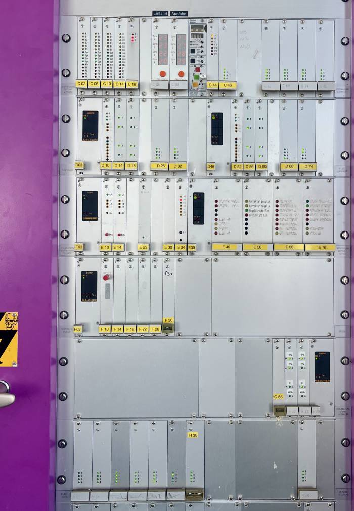 Der Schaltschrank des Sesselliftes Mot da Ri. Die schwarzen Felder sind die  Melcher-Transformatoren.