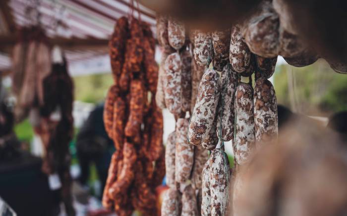 Auch essbare Spezialitäten aus allen Südtälern werden feilgeboten.