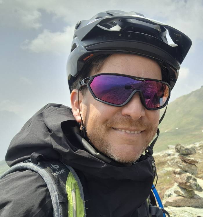 Simon Eppenberger war erstmals als Primarsch&uuml;ler in Scuol und lernte auf der Motta Naluns die ersten Schw&uuml;nge im Schnee. Sp&auml;ter brachten ihn die Partnerin (und das Biken) regelm&auml;ssig ins Unterengadin. Im vergangenen Sommer haben sie sich mit Kindern und Katzen in Scuol niedergelassen. Mittlerweile ist er bei der TESSVM zust&auml;ndig f&uuml;r die Medien und Kommunikation.