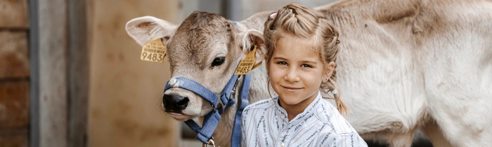 Livia strahlt vor Glück, Seite an Seite mit ihrem geliebten Kälbli beim Lieblingstierwettbewerb an der Agrischa. 
