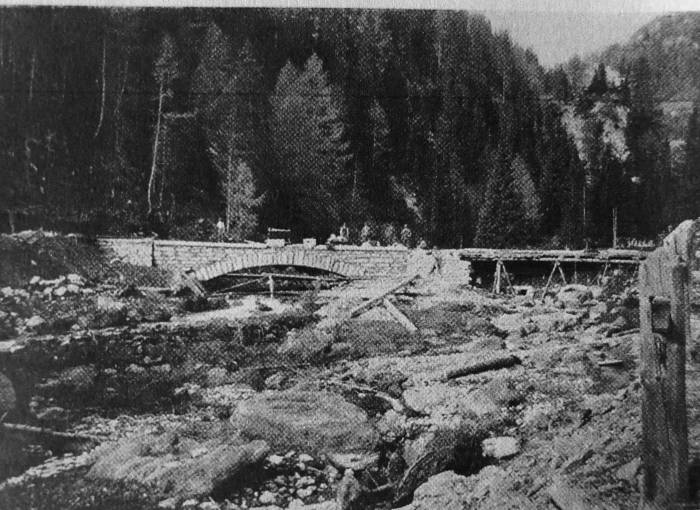Der Brückenbau über den Schergenbach im Spisser Tobel.