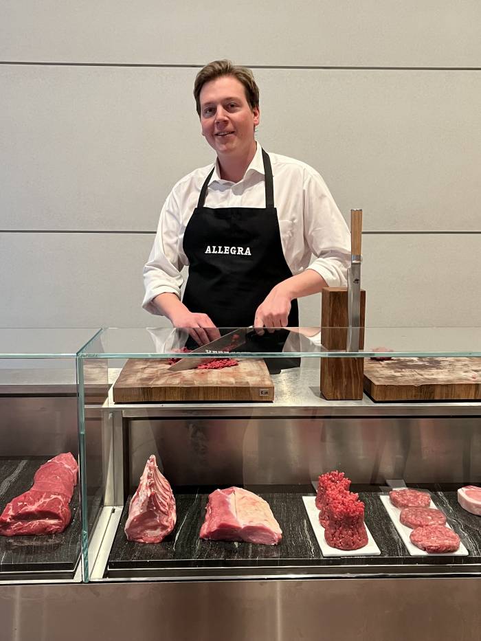 David Hatecke ist als Juniorchef im Familienbetrieb Hatecke tätig. Dabei arbeitet der gelernte Koch immer wieder auch in der Filiale in Zürich oder im Bistro in Susch oder St. Moritz.
