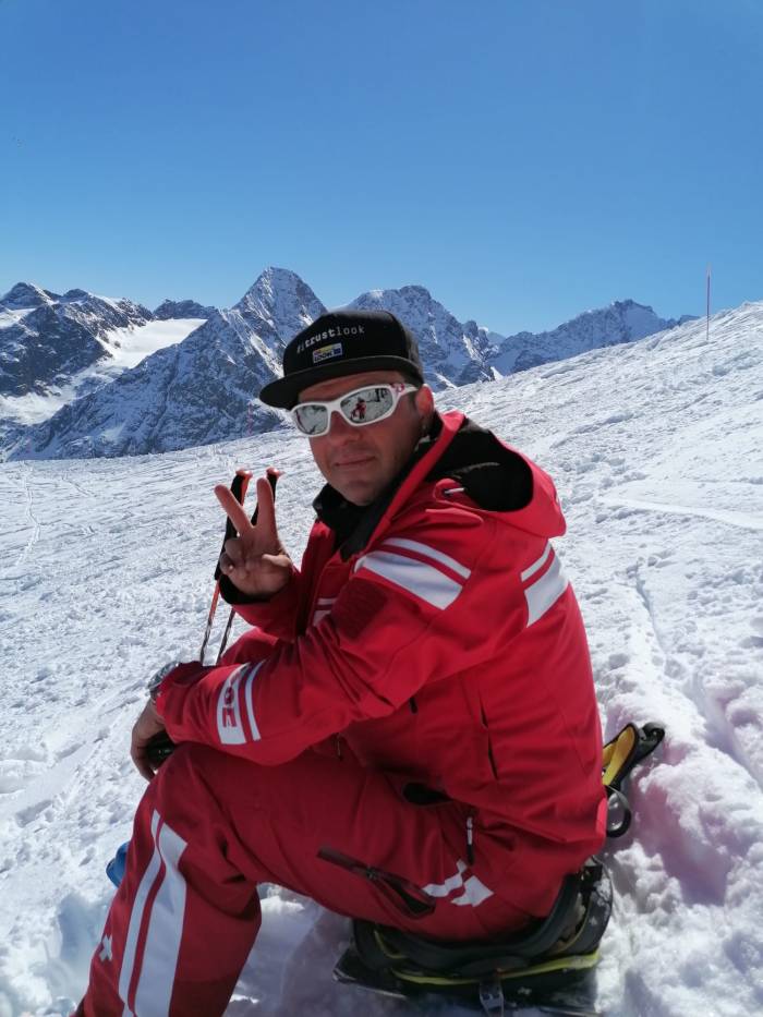 «Das Leben ist zu kurz für eine feste Bindung», ist das Motto der Telemärkler. Markus «Küsu» Gurtner Ist einer von ihnen, fährt aber auch Alpin-Ski – und unterrichtet beide Disziplinen als Lehrer bei der Schweizer Skischule Scuol-Ftan.