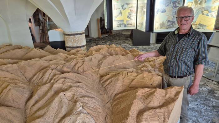 An Weihnachten 1989 ist Walter Züger mit seiner Familie erstmals ins Val Müstair gereist. Ab 2012 führte er mit seiner Frau bis zu seiner Pensionierung das Hotel Alpina und lebt seither definitiv in Sta. Maria, dem einstigen Pilgerort in der Gemeinde Val Müstair.  