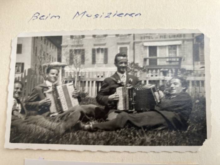 Padrutt beim Musizieren.