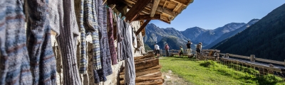 Alp Tavrü im Val S-charl – gelebte Alpkultur vor eindrucksvoller Bergkulisse. 