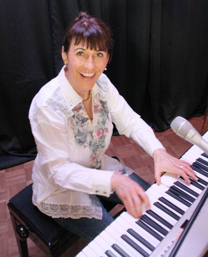 Aggi Ahrens-Heeb ist in Zuoz aufgewachsen. Schon früh wurde Musik zu ihrer großen Leidenschaft – einer Leidenschaft, die sie später zur Yamaha Musikschule nach Nord Deutschland führte. Es folgten Ausbildungen an verschiedenen Musicalschulen in Hamburg. Dort gründete sie ihre eigene Musik-, Gesangs- und Tanzschule und machte ihr künstlerisches Wirken zum Beruf. Nach 40 Jahren kehrte sie 2025 in die Heimat zurück und baute die «Aggi’s Music School of Performing Arts» auf. Der wöchentliche Musikunterricht im Unterengadin findet freitags in der Raspada Libra, Stradun 400, in Scuol statt. 
Kontakt: Mobil 079 617 02 65 
https://wordpress.aggismusicschool.ch/