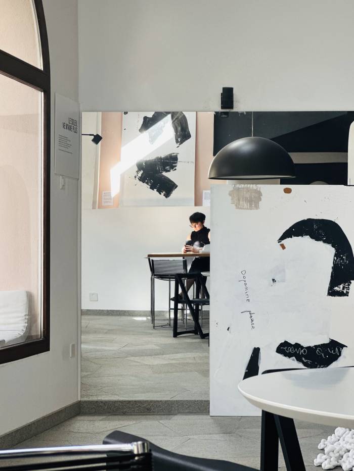 Das Atelier in Sent ist momentan das kreative Zentrum im Leben der Künstlerin.