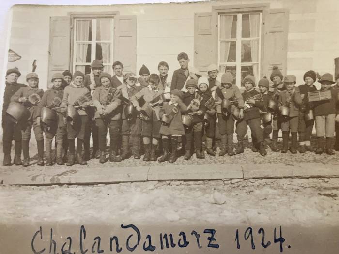 So sahen die Kinder des Chalandamarz in Lavin im Jahre 1924 aus.