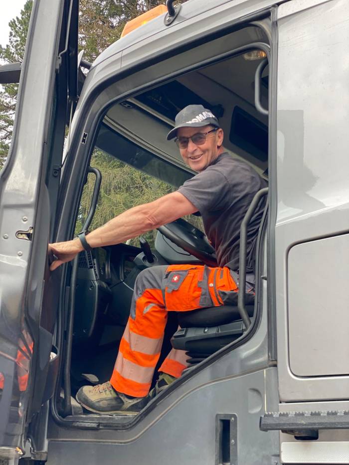 Hansruedi Jenal ist in seiner Heimat Samnaun als echter Familien-Mensch und begeisterter Rentner-Allrounder im Familienbetrieb &laquo;Jenal AG Transporte & Garage&raquo; t&auml;tig.