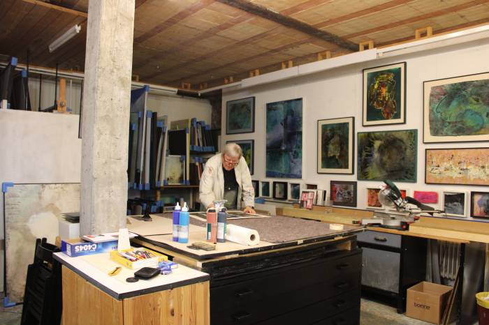 Rudolf Glaser lebt und arbeitet seit 2003 in Tarasp. Er ist ausgebildeter Hochbauzeichner und Lehrer, seit geraumer Zeit aber als Künstler tätig. Sein Atelier liegt mitten in Tarasp und ist ab dem Mittag immer auch für Besuch geöffnet. 
