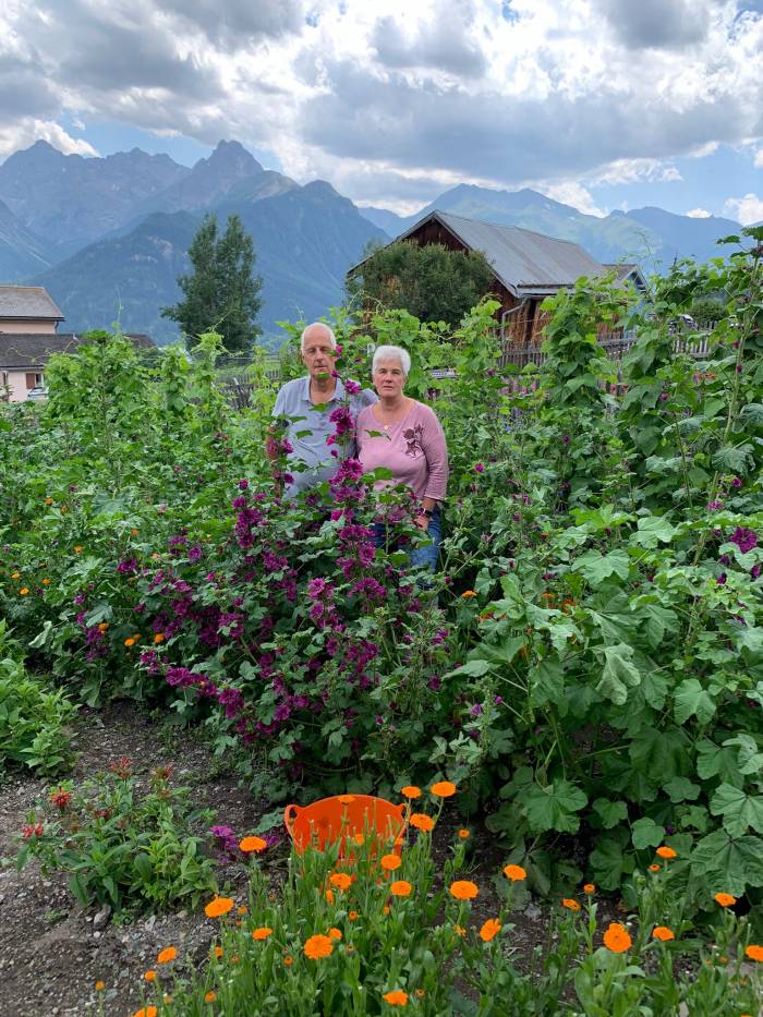 Silvia und Ewald Vonlanthen in ihrem Kräutergarten.